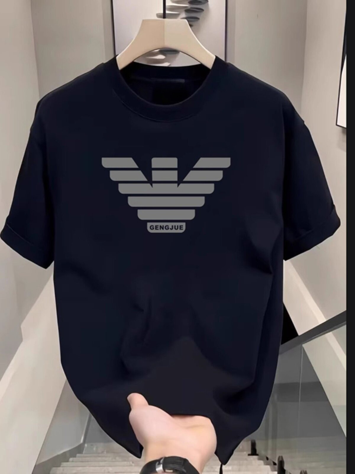 Street Fashion Brand Logo - Летний тренд уличной моды: классическая футболка