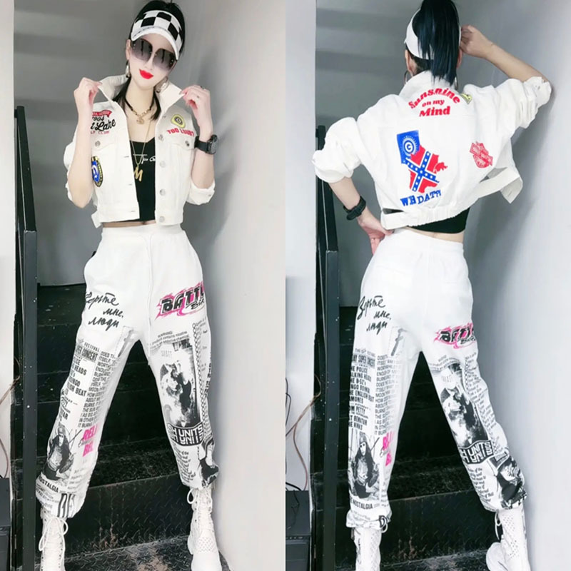 Street Fashion Photography - Весна-Осень 2024, Модный комплект с граффити,